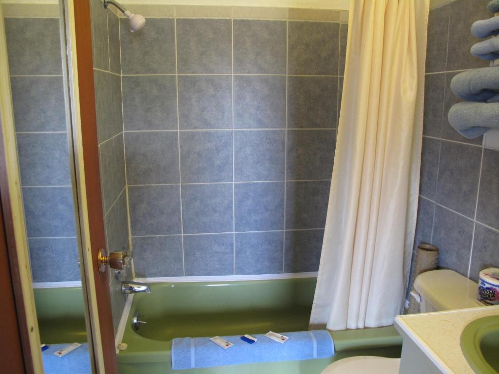 Blue Mountain Motel Pincher Creek Phòng bức ảnh