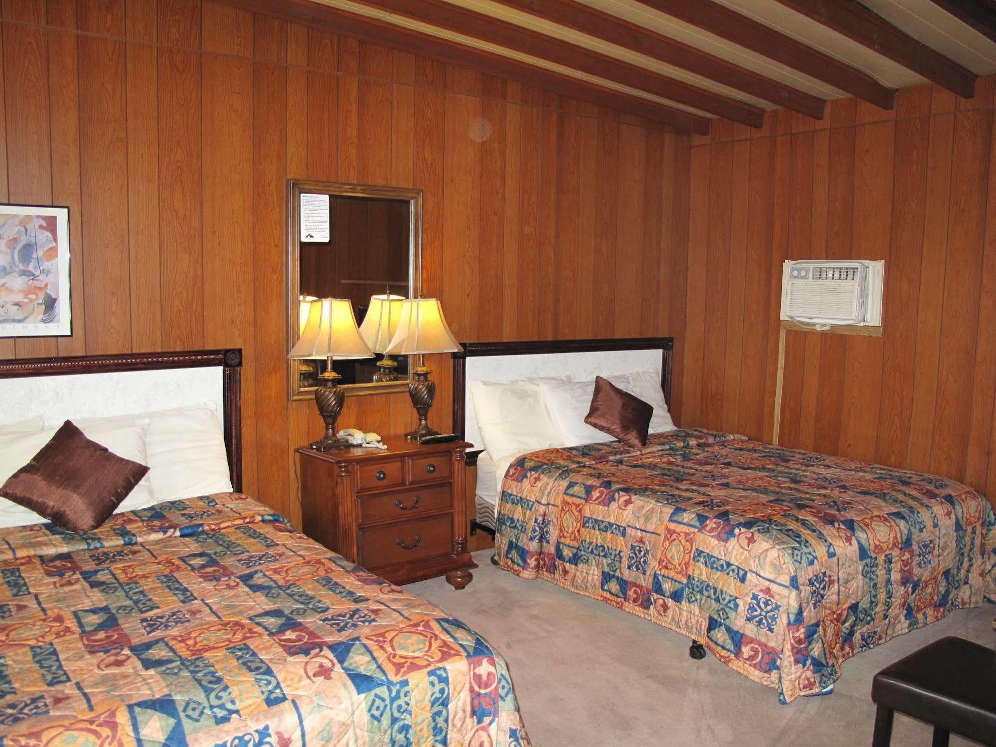 Blue Mountain Motel Pincher Creek Ngoại thất bức ảnh